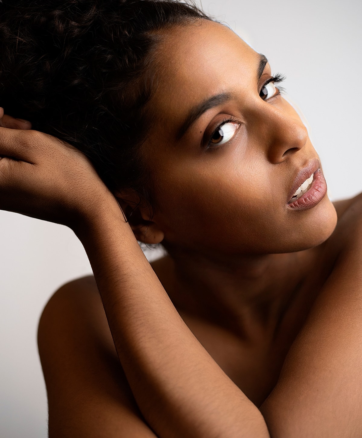 Woman with curly hair and beautiful makeup.